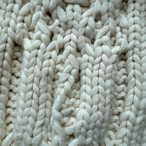 Banana republic, Elegant Cream Knit Scarf - Picture 3 of 9